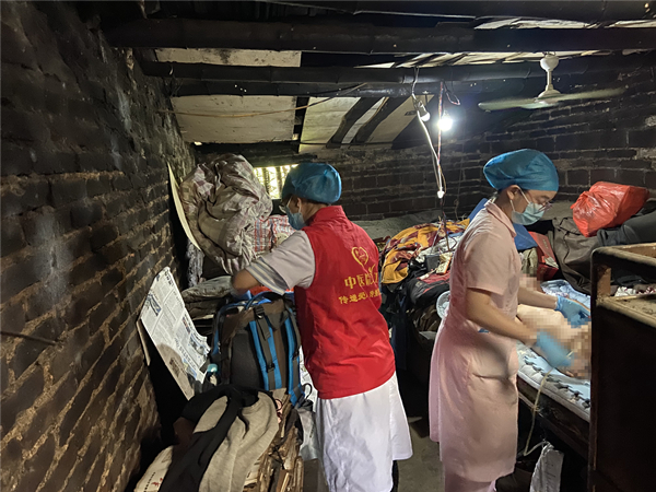 2.市中医院护理人员上门为患者开展护理服务_副本.jpg