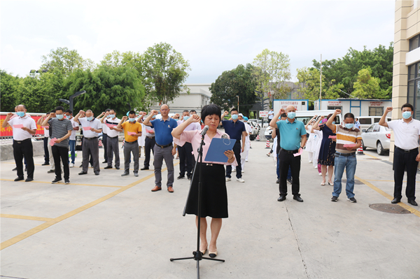 4.恩平市医共体总医院(恩平市人民医院)院长甄妙平带领参会人员进行宣誓_副本.jpg