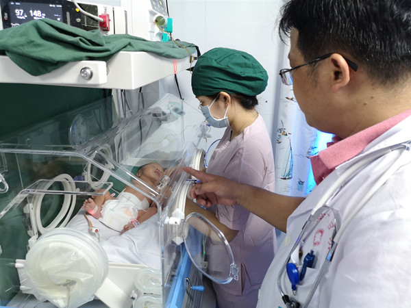 3.恩平市妇幼保健院新生儿科医护人员精心护理新生儿_副本.jpg 3.恩平市妇幼保健院新生儿科医护人员精心护理新生儿_副本.jpg