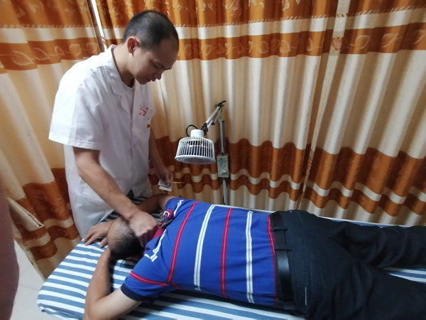 4.胡浩湛为群众提供中医理疗服务.jpg 4.胡浩湛为群众提供中医理疗服务.jpg