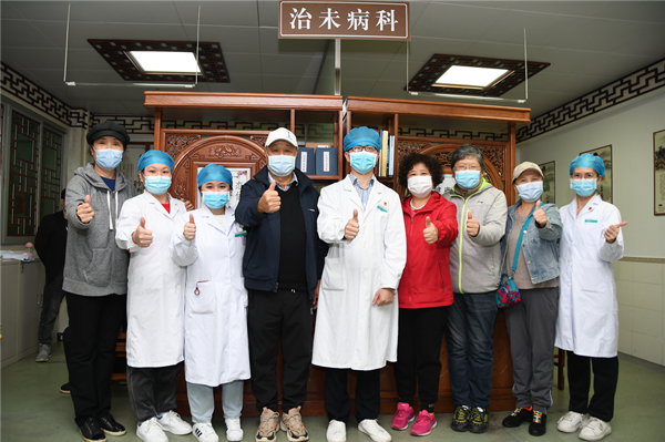 2.王阿姨带动的小团体和治未病科医护人员合影_副本.jpg