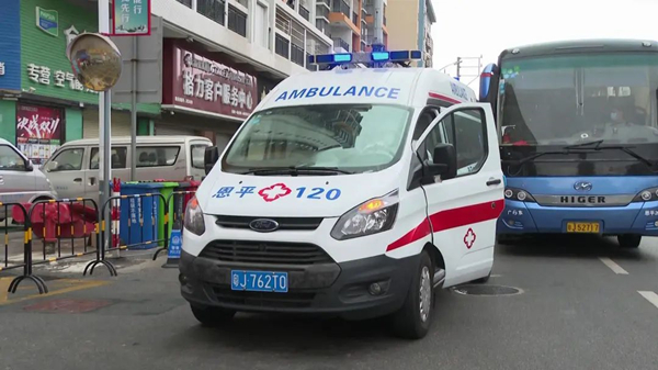 1.“专车专人”接收肾病患者转运治疗_副本.jpg