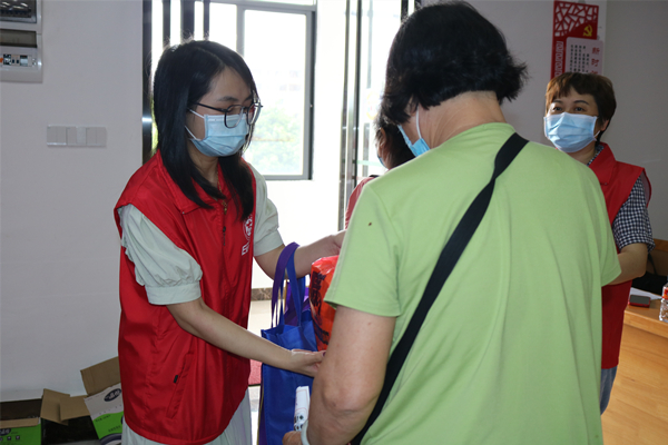 3.志愿者为老年人发放生活用品_副本.jpg