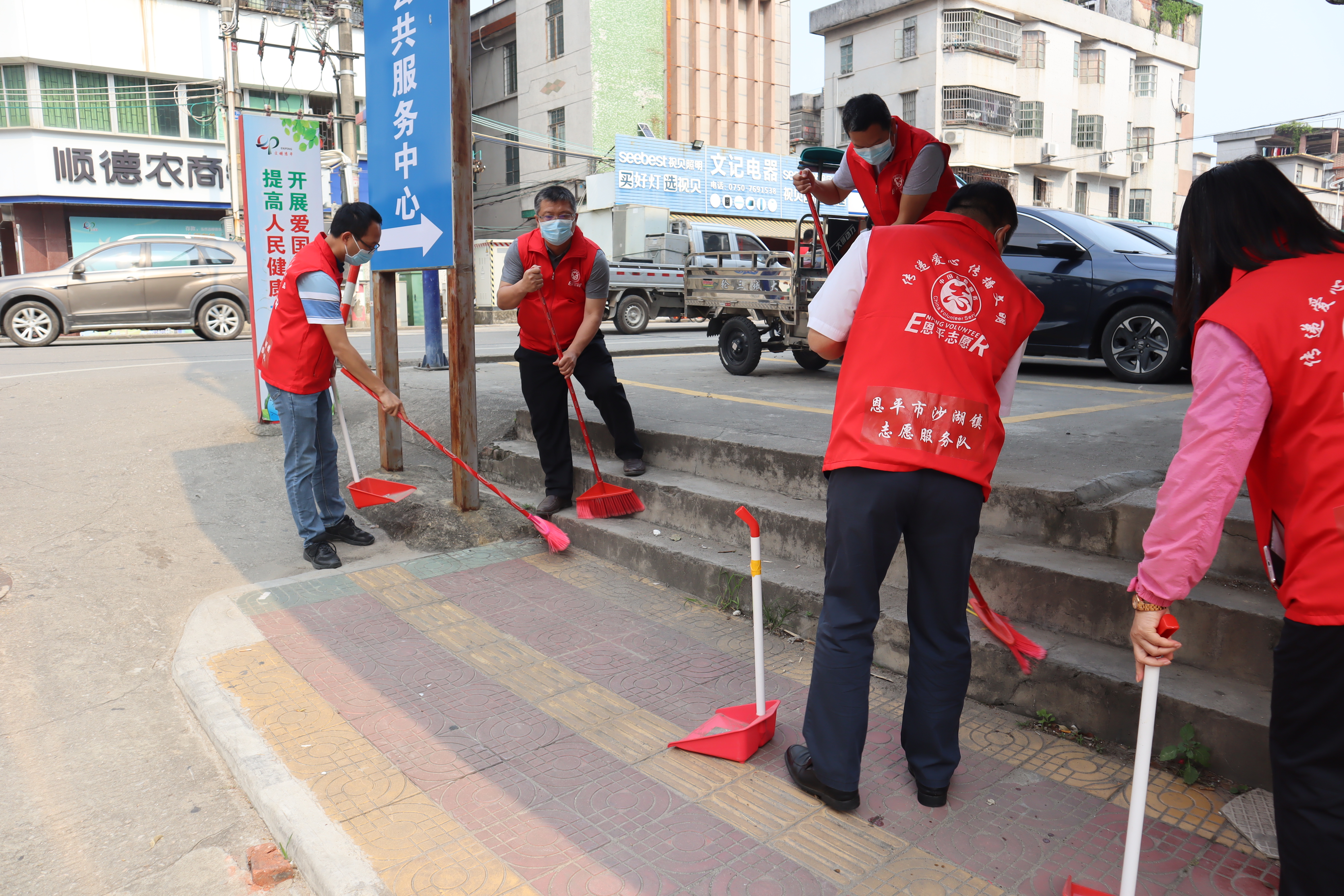 14.沙湖镇领导班子带头参加环境卫生整治行动.JPG