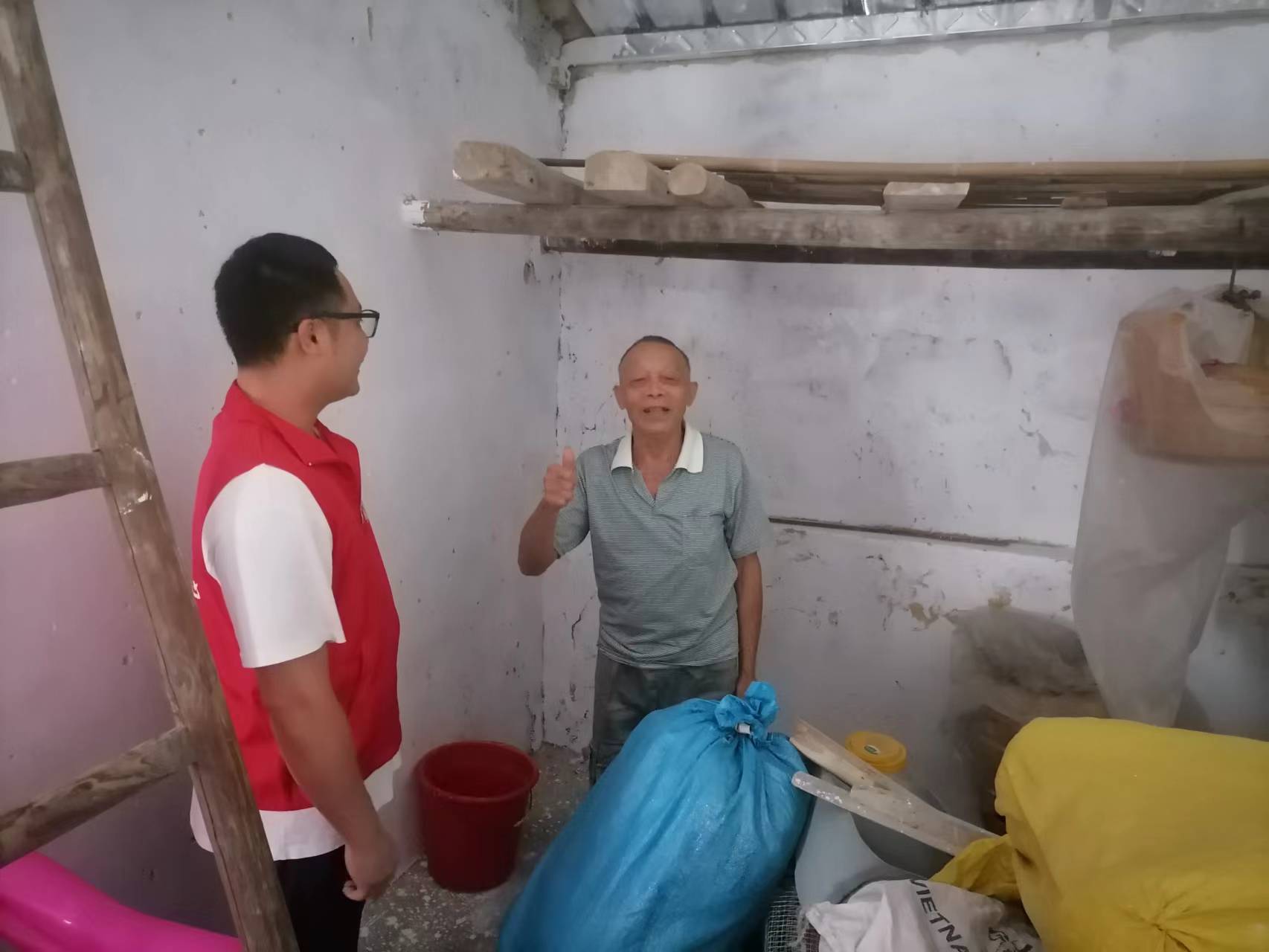 1.群众点赞危房改造工作.jpg