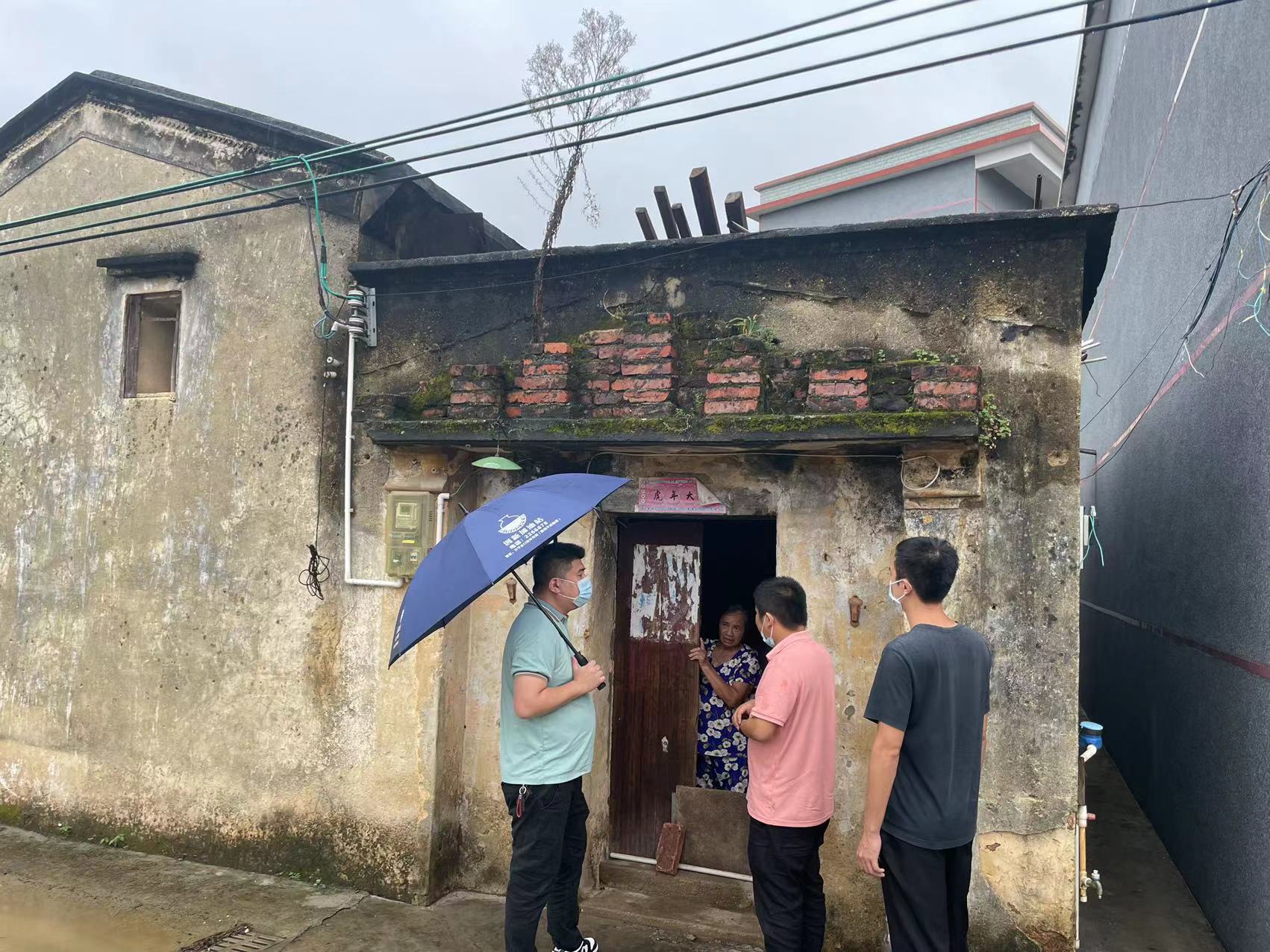 9.网格员向群众宣传危房安全隐患知识.jpg