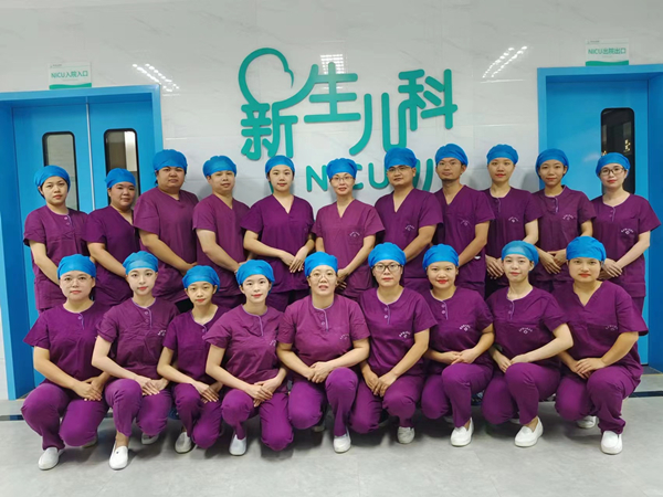 5.医护人员合影_副本.jpg