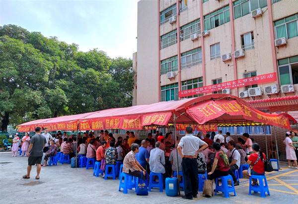 2.义诊活动现场_副本.jpg