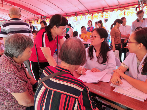 4.义诊活动现场_副本.jpg