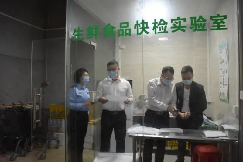 每到一处,包保干部都详细了解食品来源、食品储存、生鲜销售等情况。恩平市监供图 图片