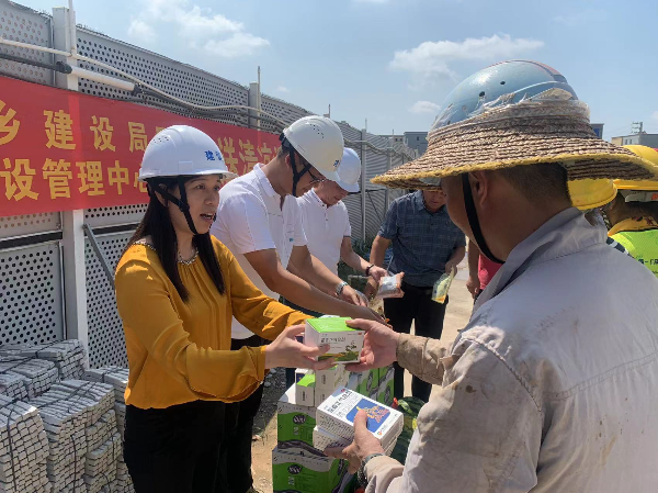 周曼娥为建筑工人送清凉.jpg
