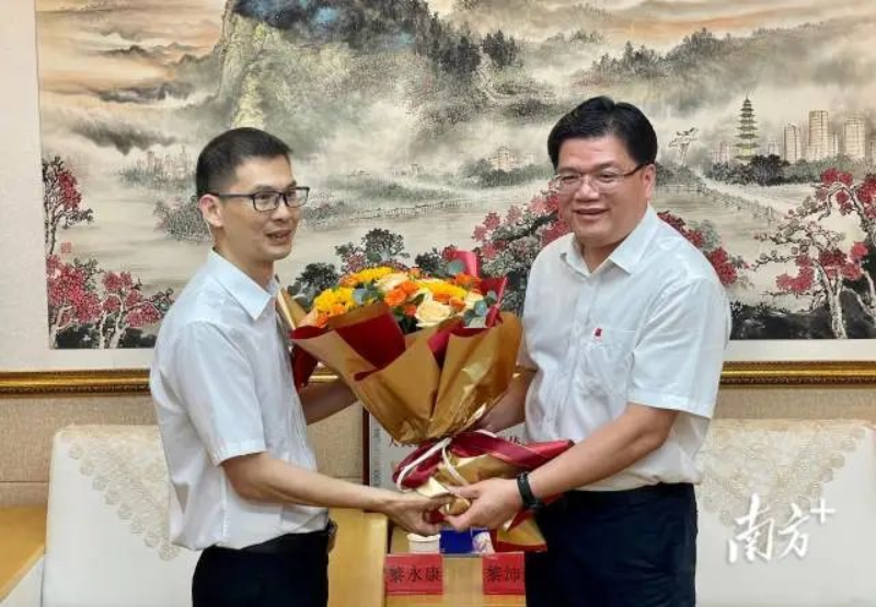 黎沛荣向侨综组代表送上鲜花,表示热烈祝贺。 图片