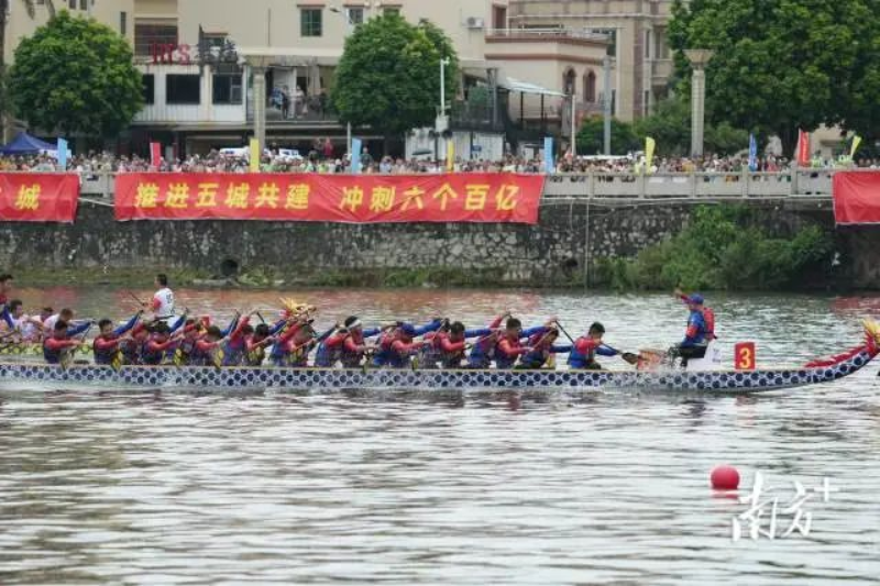 锦江流域无外人,鳌峰山下无闲人。 图片