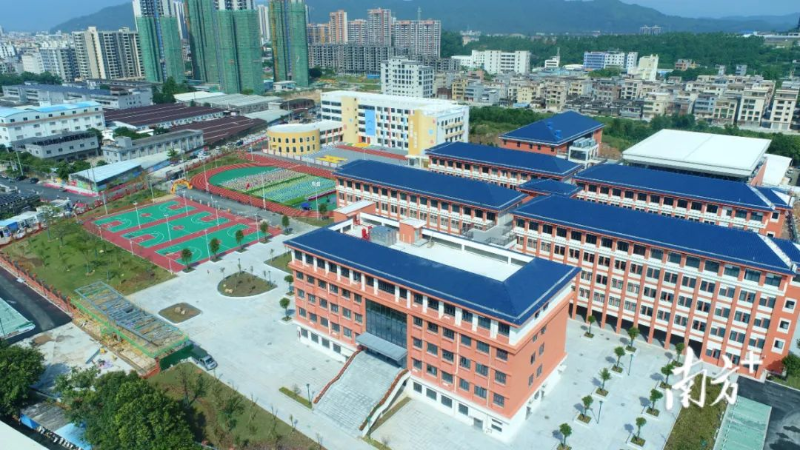 标准的塑胶跑道运动场、崭新的教学楼……恩平市实验小学让人眼前一亮。周晓营 摄 图片