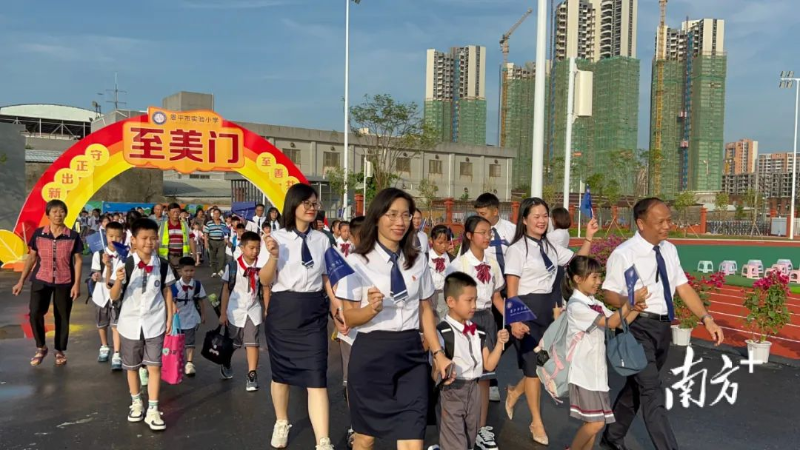 恩平市实验小学新学期开设31个教学班,首批学生约1500名。张安怡 摄 图片