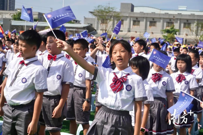 在一片欢歌笑语中,恩平市实验小学、市实验幼儿园揭牌仪式暨开学典礼举行。 南方+ 周柳妤 拍摄 图片