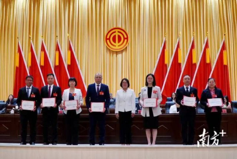 大会为恩平市总工会十六届委员会正、副主席颁发证书。 南方+ 周柳妤 拍摄 图片