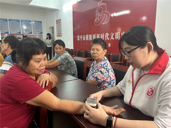 3.志愿者为群众提供义诊服务。_副本.jpg