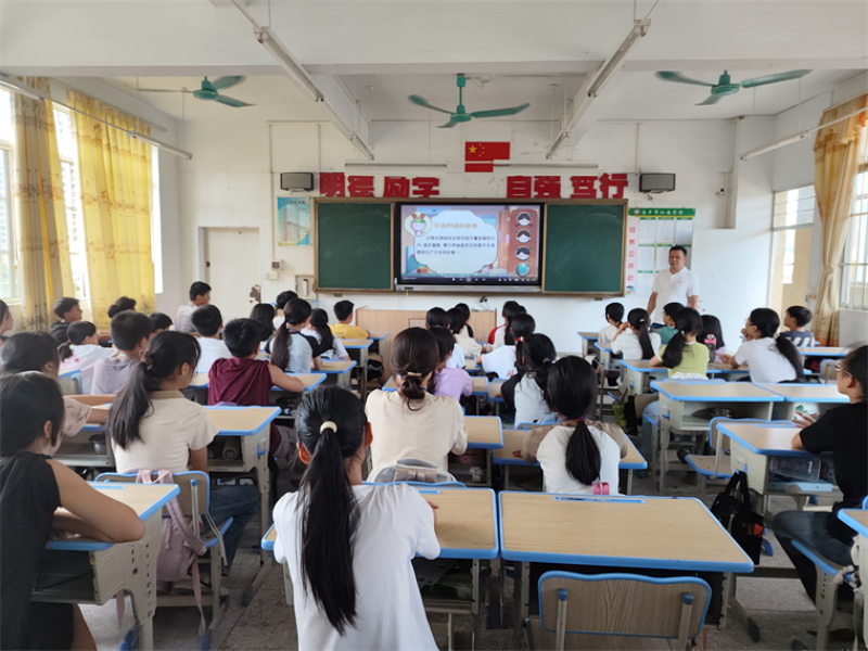 1720751411317204.jpg 2.主办单位:恩平市委网信办 活动时间:2024年7月9日 地点:恩平市江南学校 活动主题:2024年恩平市预防未成年人网络沉迷宣传教育活动--“营造清朗网络空间 共筑健康网络防线”专题讲座.jpg