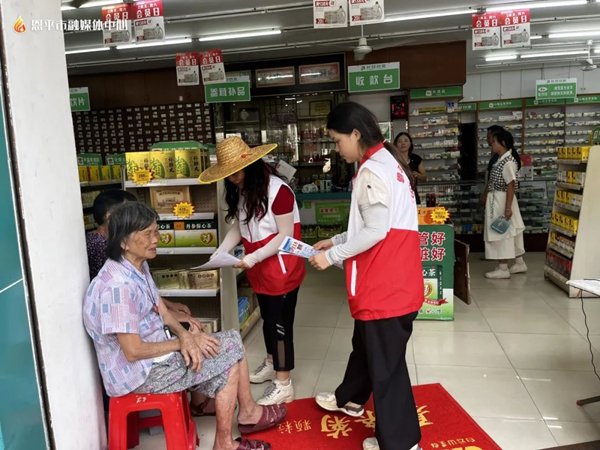 5.志愿者向商户、群众宣传普及“防蚊灭蚊”和预防“登革热”传染病知识。_副本.jpg