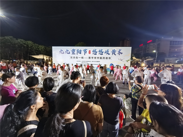 8.舞台区的八段锦表演吸引不少市民驻足观看。恩平市卫健局供图_副本.jpg