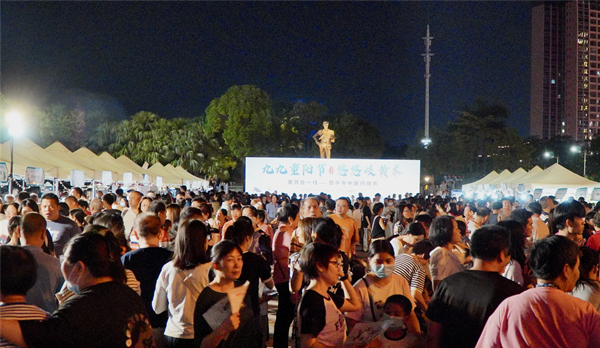1.恩平首届中医药夜市在冯如广场开市，现场热闹非凡。.jpg