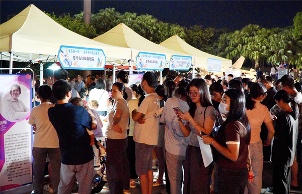 5.中医专家义诊的摊位前大排长龙。.jpg