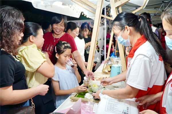 6.中药代茶饮引来不少市民争先品尝。.jpg