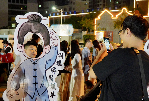 7.不少市民带着孩子来打卡中医药夜市。.jpg