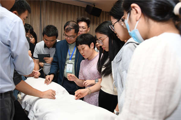 4.康复专家和教授进行现场授课和操作演示。_副本.jpg
