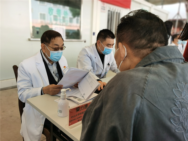 2.梁力建教授正在给患者问诊,用家乡话与患者交流。_副本.jpg