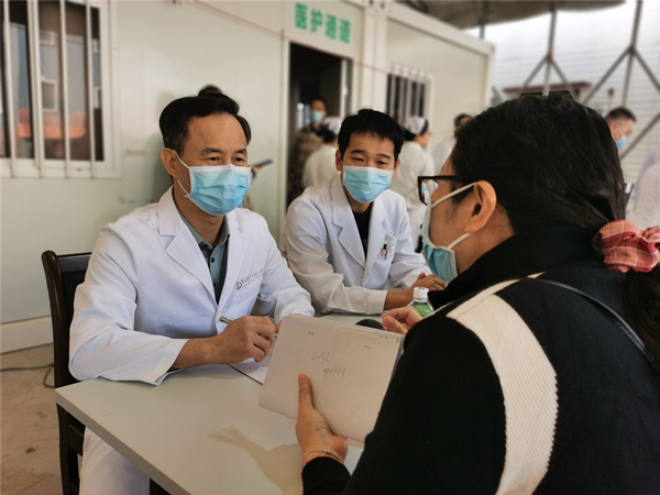 3.专家们耐心询问患者病情,为他们提供专业的诊疗意见。_副本.jpg