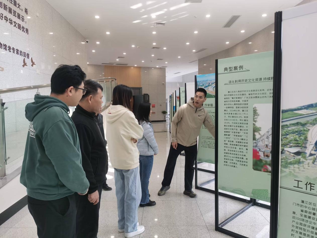 恩平市自然资源局组织参观“我与百千万”专题图片巡回展活动