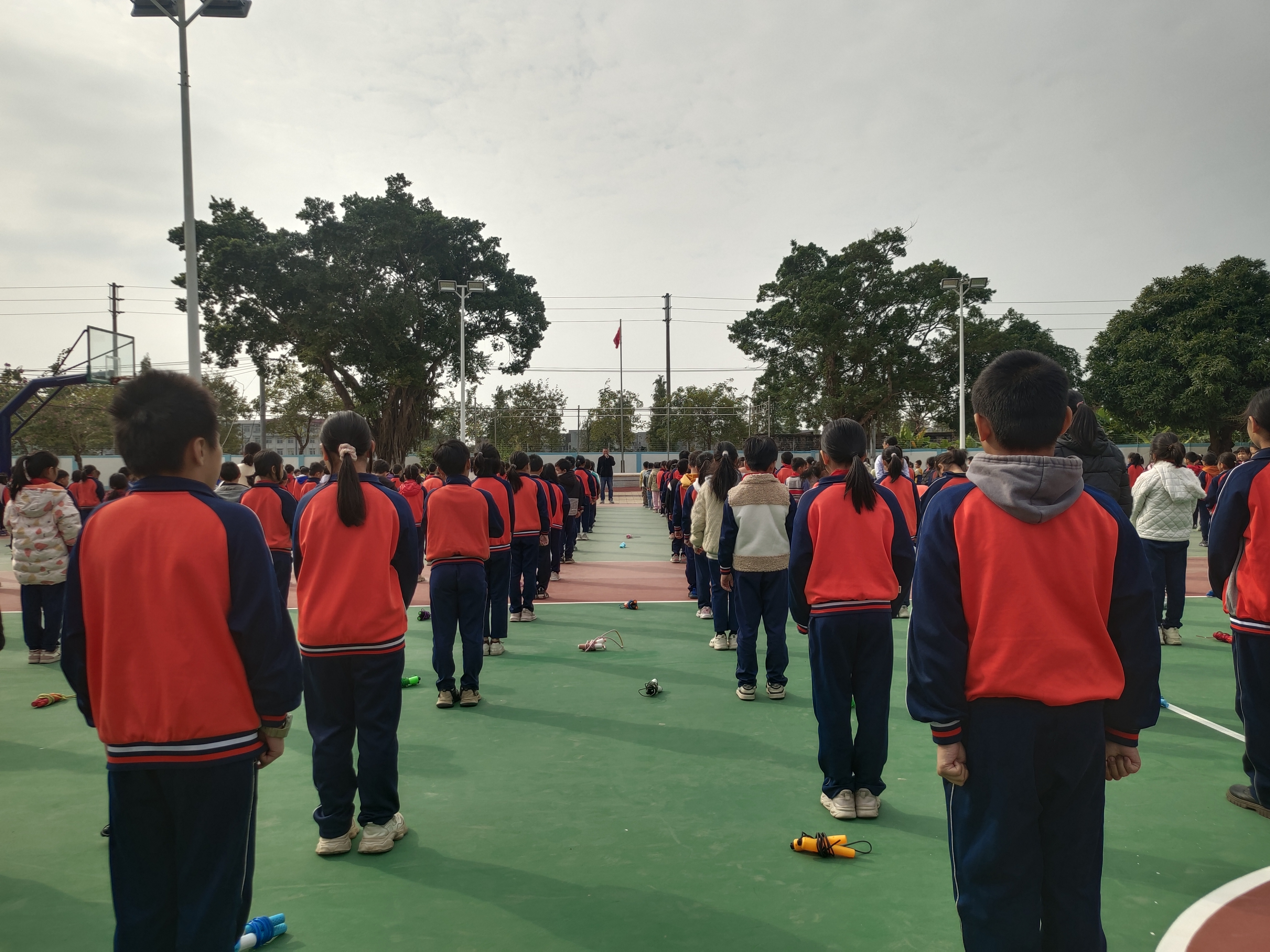 “诚信伴我行”之校长国旗下的讲话.jpg