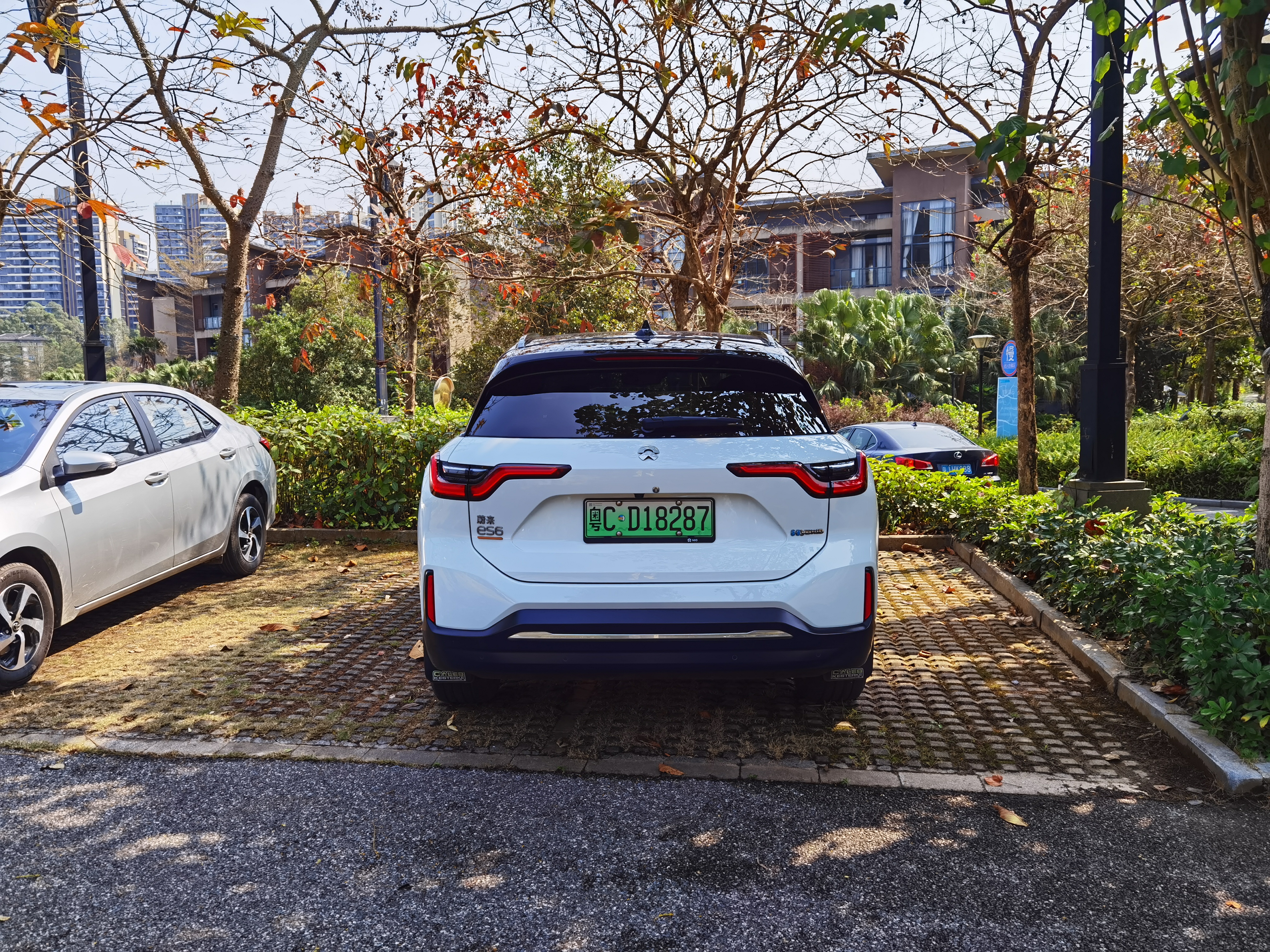 不文明行为:一车占用两车位停车.jpg
