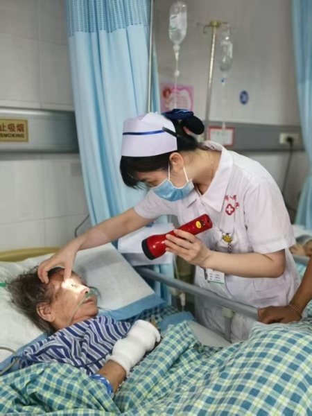 1.恩平市人民医院神经外科护士长 何贺存_副本.jpg