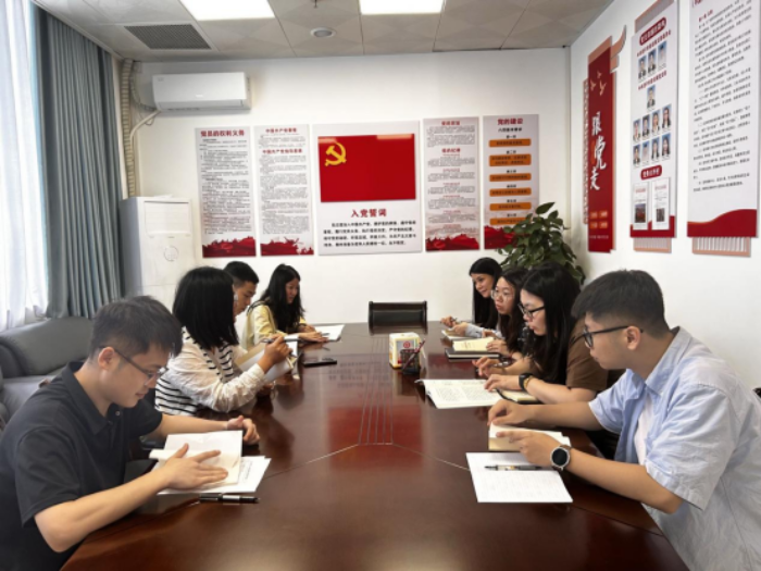 市信访局开展青年理论学习小组学习交流活动 