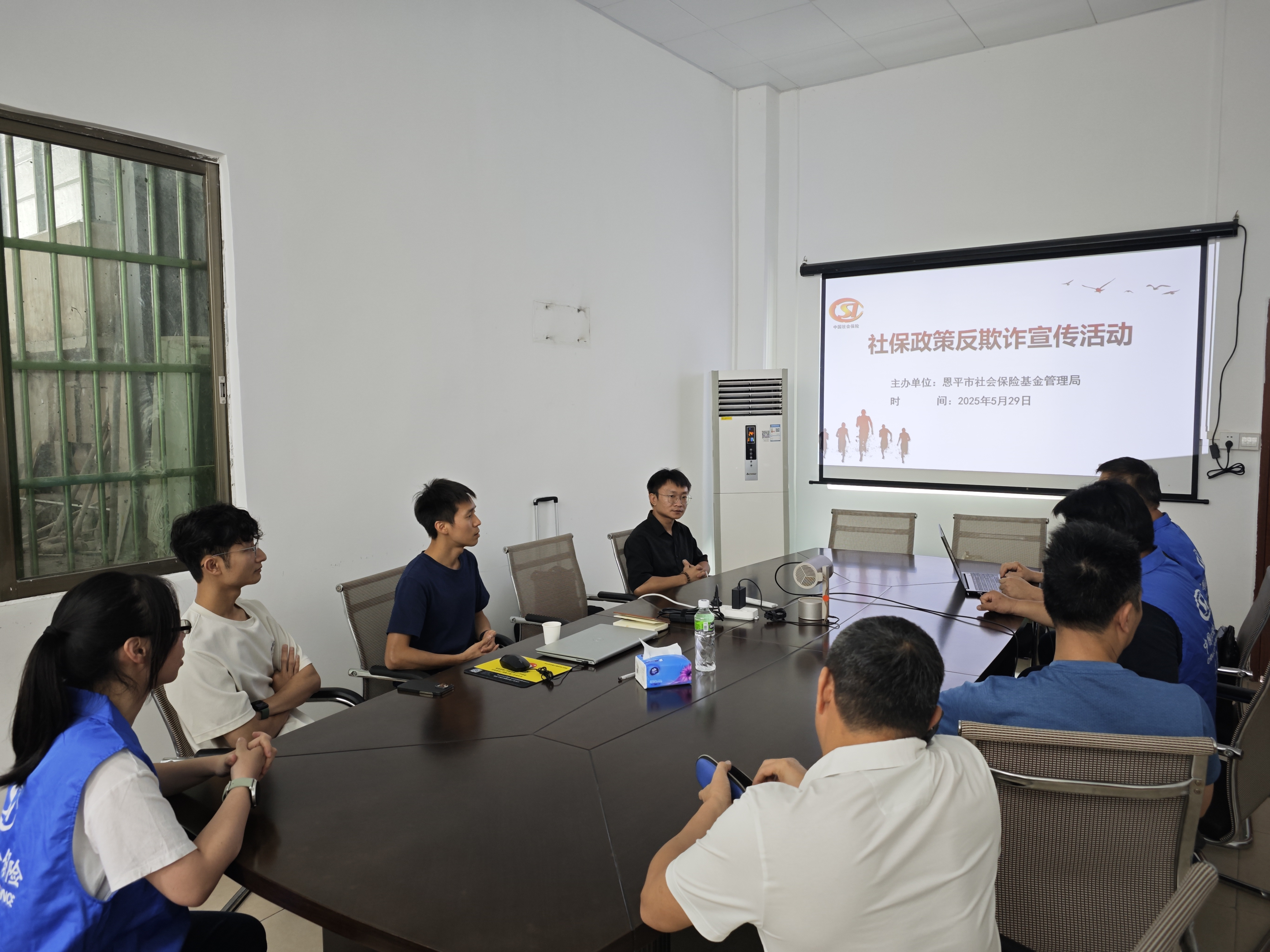 政策之风吹进企，暖心服务利于民——恩平市社保局开展“社保服务进万家”政策宣传活动