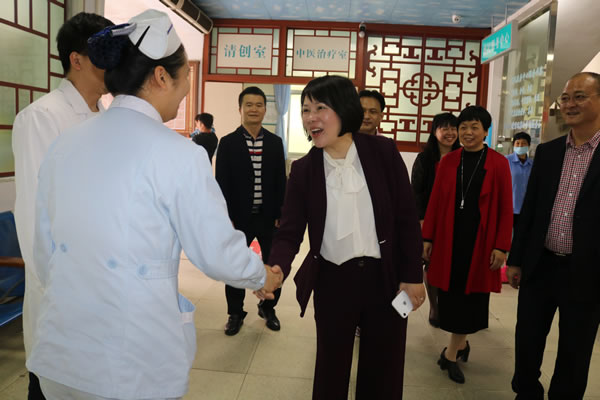 4.市委常委吴彩堂与市中医院医务人员一一握手,致以亲切问候.jpg 4.市委常委吴彩堂与市中医院医务人员一一握手,致以亲切问候.jpg