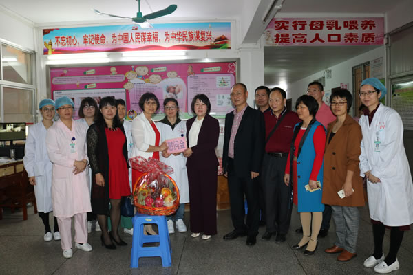 8.市委常委吴彩堂为市妇幼保健院医务人员送上慰问金和慰问礼品.jpg 8.市委常委吴彩堂为市妇幼保健院医务人员送上慰问金和慰问礼品.jpg