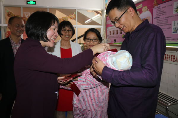9.市委常委吴彩堂探望市妇幼保健院大年初一出生的“猪宝宝”..jpg 9.市委常委吴彩堂探望市妇幼保健院大年初一出生的“猪宝宝”..jpg