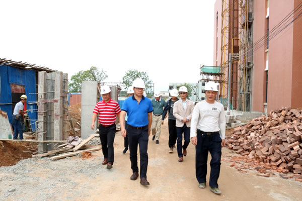 1.谢超武一行在大槐镇中心卫生院易址迁建项目现场开展督查.jpg 1.谢超武一行在大槐镇中心卫生院易址迁建项目现场开展督查.jpg