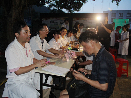 1、医务人员为群众义诊_副本.jpg