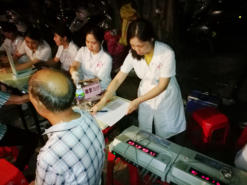 5、群众在免费体验理疗项目_副本.jpg