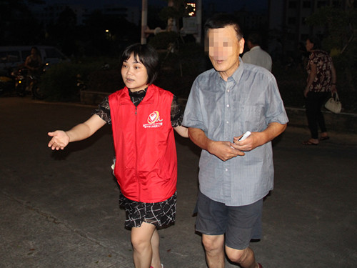 7、志愿者为群众导诊_副本.jpg