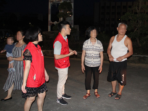 8、志愿者为群众导诊_副本.jpg