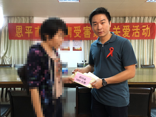 2、发放慰问金_副本.jpg