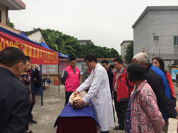 7.钟飞鹏主任开展心肺复苏急救示教_副本.jpg