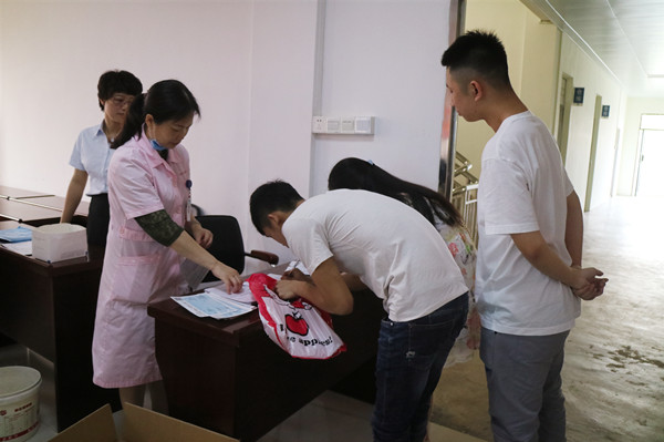 2.咨询宣传活动现场一角_副本.jpg
