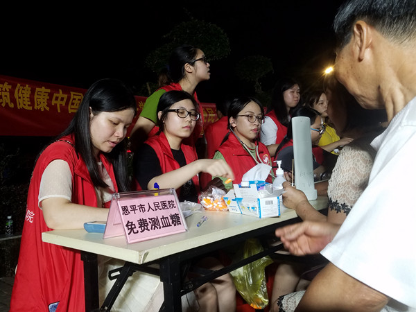2.医务人员免费为群众测血糖_副本.jpg